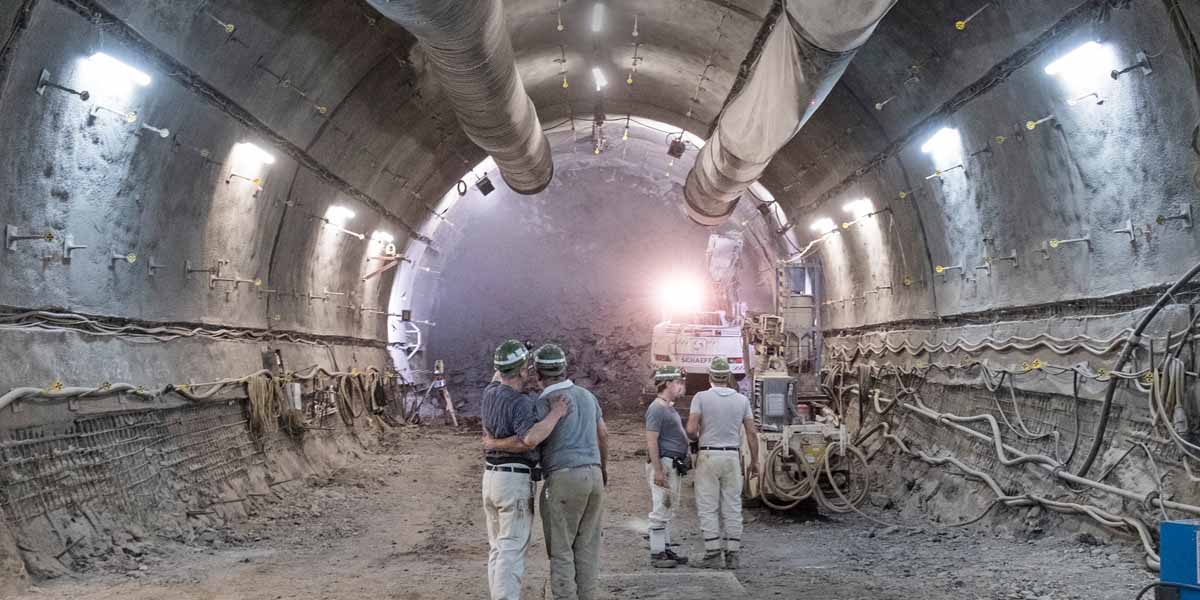 Bagger mit Schlagbohrer bei Arbeiten unter Tage am Streckenende