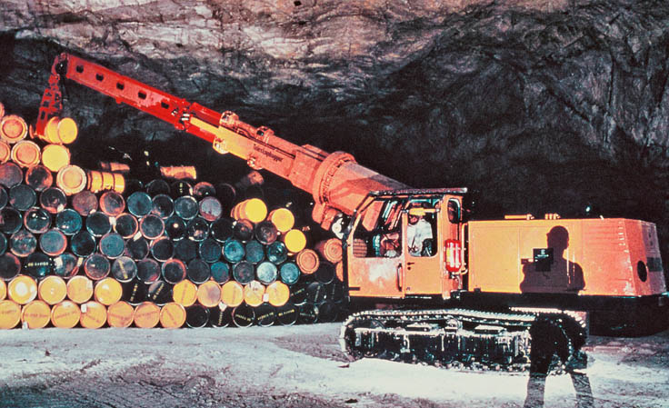 Historische Aufnahme zeigt schweres Gerät beim Stapeln von Castoren unter Tage