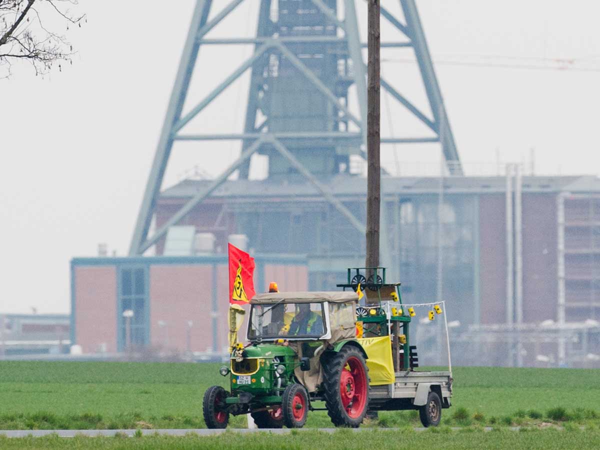 Im Vordergrund ein Trecker, im Hintergrund die Schachtanlage Konrad