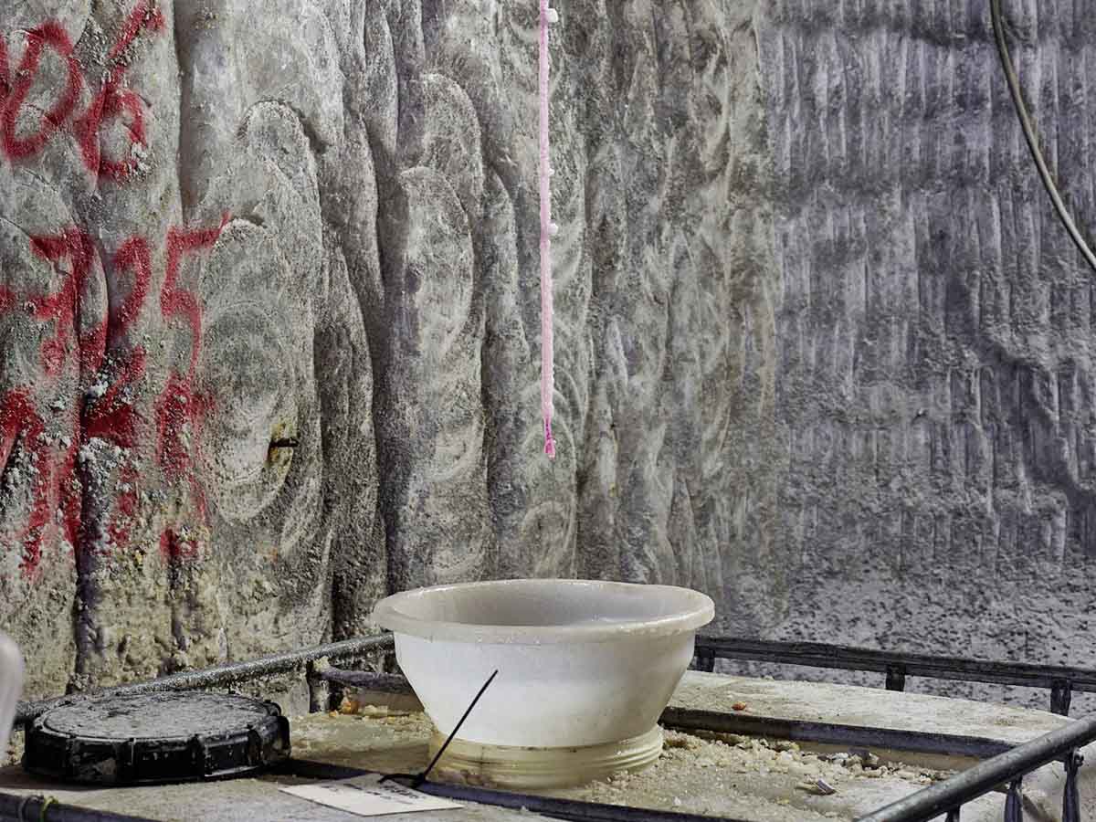 Auffangbehälter steht in einem Schacht auf der 725-Meter-Ebene