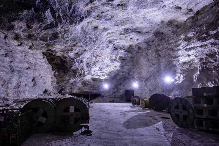 Kabeltrommeln in einem beleuchteten Bereich mit Gesteinswänden
