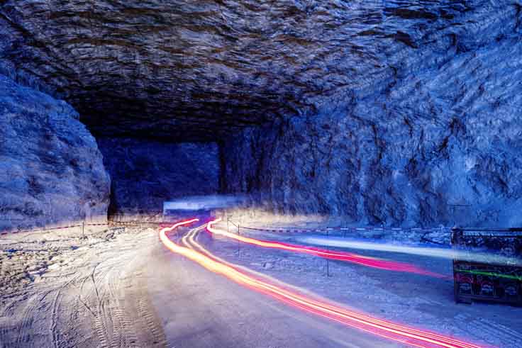 Beleuchteter Bereich mit Gesteinswänden