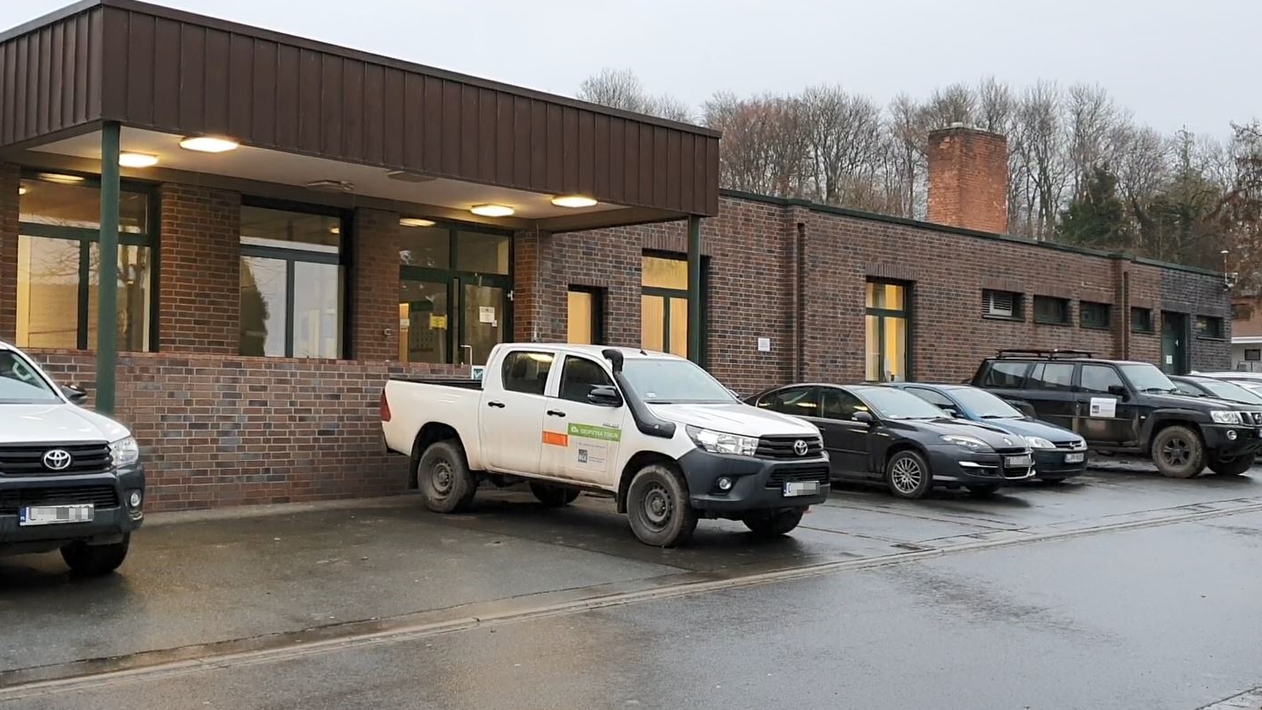 Die Basisstation des Messtrupps in Wittmar Ein Gebäude, vor dem Autos parken.