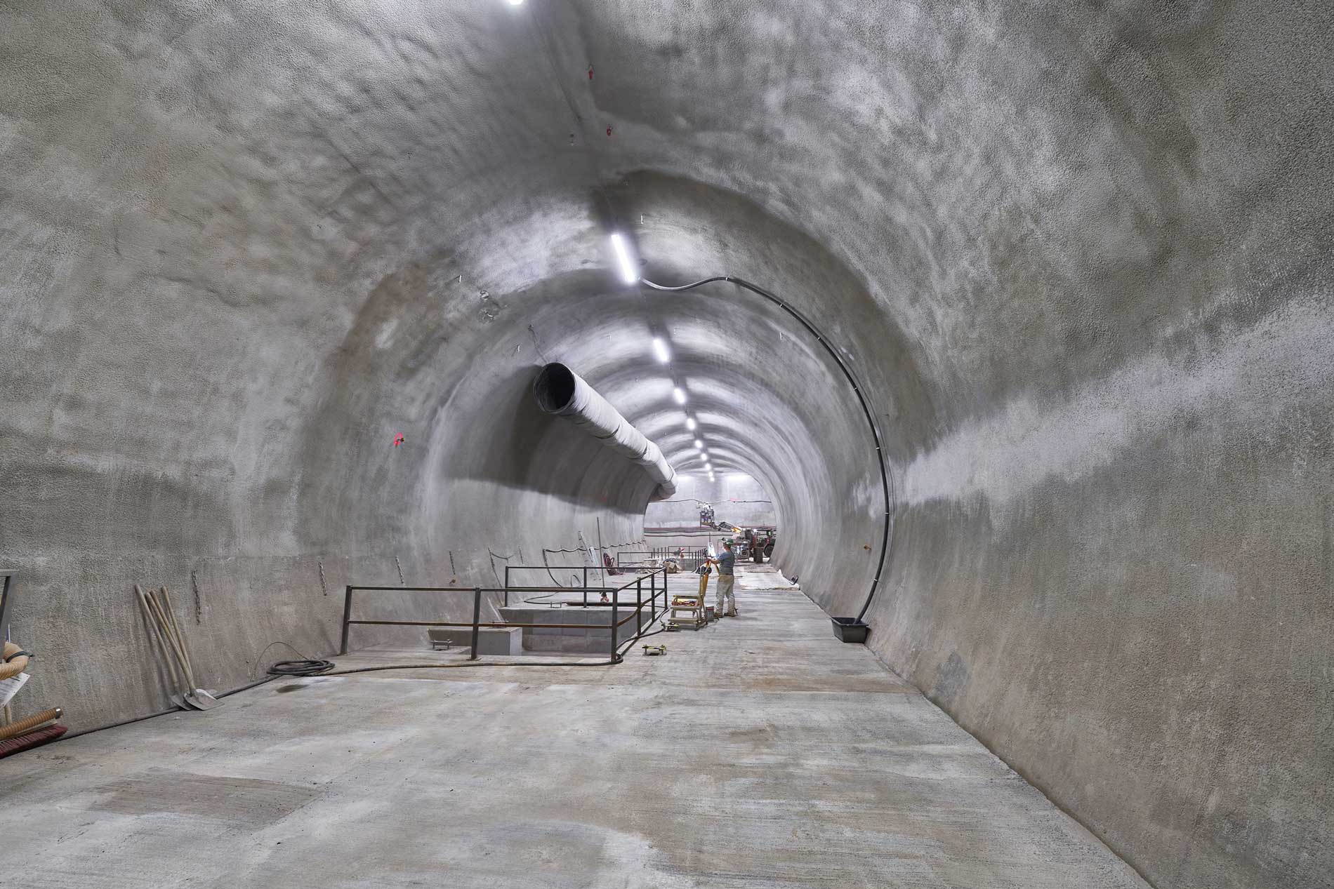 Arbeiter und Maschinen unter Tage